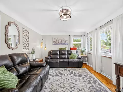 Living - 9326 Ranchill Dr, Cincinnati, OH 45231 photo 2 of 3