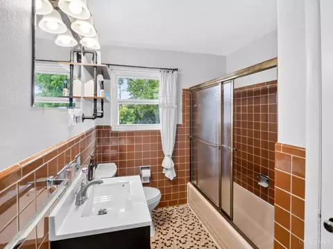 Bath - 9326 Ranchill Dr, Cincinnati, OH 45231 photo 1 of 5