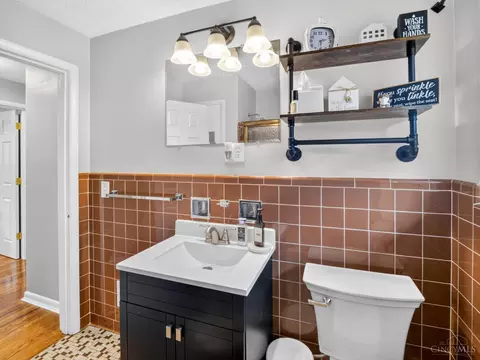 Bath - 9326 Ranchill Dr, Cincinnati, OH 45231 photo 2 of 5
