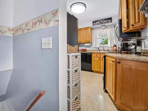 Entry Way - 9326 Ranchill Dr, Cincinnati, OH 45231 photo 4 of 5