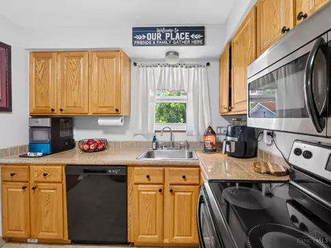 Kitchen - 9326 Ranchill Dr, Cincinnati, OH 45231 photo 2 of 5
