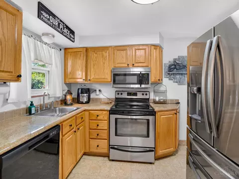 Kitchen - 9326 Ranchill Dr, Cincinnati, OH 45231 photo 3 of 5