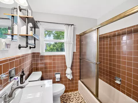 Bath - 9326 Ranchill Dr, Cincinnati, OH 45231 photo 4 of 5