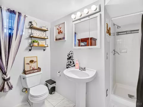 Bath - 9326 Ranchill Dr, Cincinnati, OH 45231 photo 5 of 5