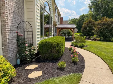 Exterior - 8101 Startinggate Ln, Cincinnati, OH 45249 photo 11 of 15