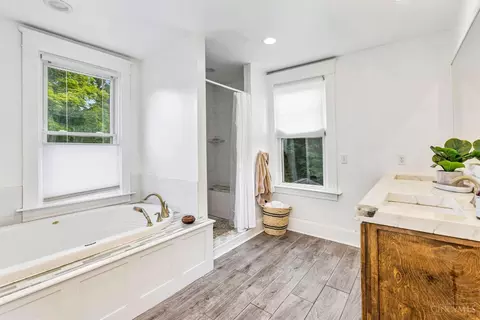Bath - 6409 Roe St, Cincinnati, OH 45227 photo 2 of 4