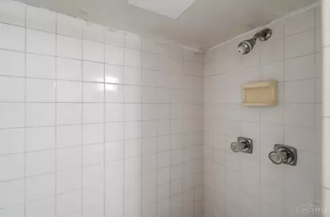 Bath - 1800 Keith Dr, Reading, OH 45215 photo 3 of 8