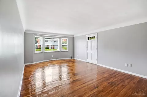 Living - 1800 Keith Dr, Reading, OH 45215 photo 3 of 5