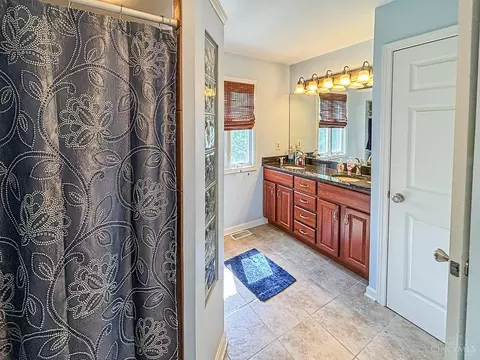 Bath - 2785 Mahoning Ct, Cincinnati, OH 45233 photo 4 of 5