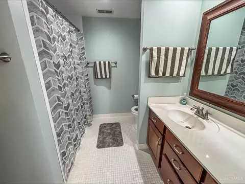 Bath - 2785 Mahoning Ct, Cincinnati, OH 45233 photo 3 of 5