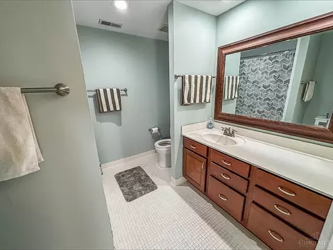 Bath - 2785 Mahoning Ct, Cincinnati, OH 45233 photo 2 of 5