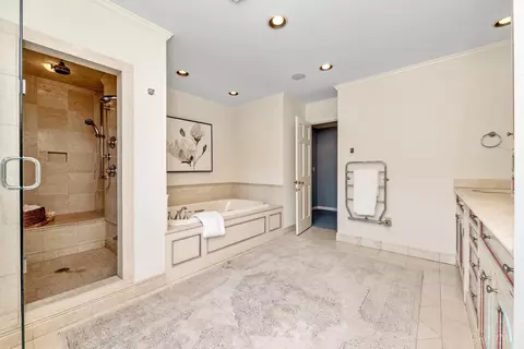 Bath - 5475 Waring Dr, Cincinnati, OH 45243 photo 2 of 4