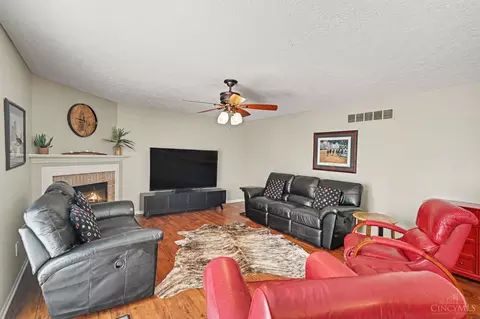 Living - 136 Hearthstone Ct, Hamilton Township, OH 45039 photo 3 of 4