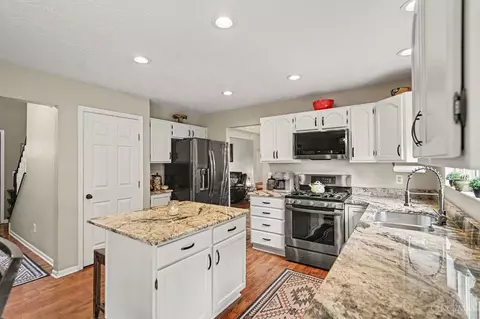 Kitchen - 136 Hearthstone Ct, Hamilton Township, OH 45039 photo 2 of 3