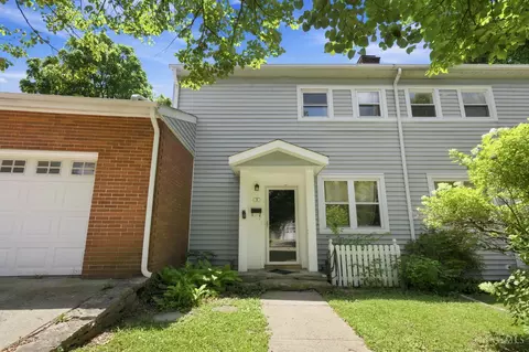 5 Briarwood Ln, Greenhills, OH 45218