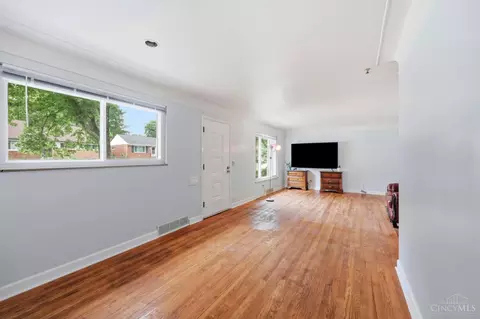 Living - 8785 Mockingbird Ln, Cincinnati, OH 45231 photo 5 of 5
