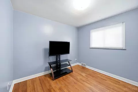 Bedroom - 8785 Mockingbird Ln, Cincinnati, OH 45231 photo 4 of 12