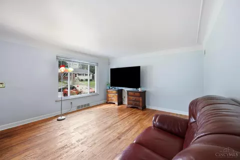 Living - 8785 Mockingbird Ln, Cincinnati, OH 45231 photo 2 of 5