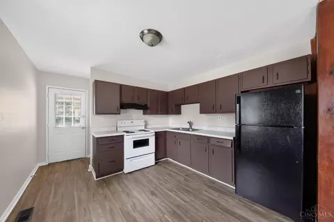 Kitchen - 2454 Schon Dr, Cincinnati, OH 45231 photo 2 of 2