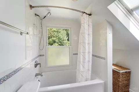 Bath - 3363 Morrison Ave, Cincinnati, OH 45220 photo 6 of 6