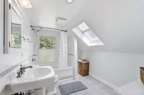 Bath - 3363 Morrison Ave, Cincinnati, OH 45220 photo 1 of 6