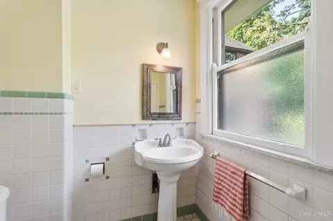 Bath - 3363 Morrison Ave, Cincinnati, OH 45220 photo 3 of 6
