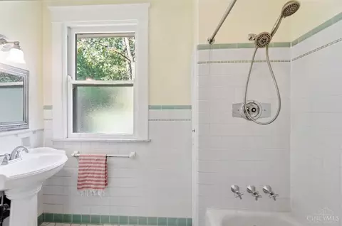 Bath - 3363 Morrison Ave, Cincinnati, OH 45220 photo 2 of 6