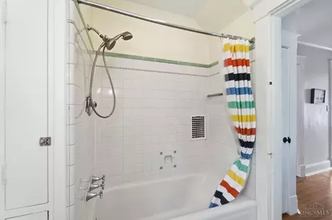 Bath - 3363 Morrison Ave, Cincinnati, OH 45220 photo 4 of 6