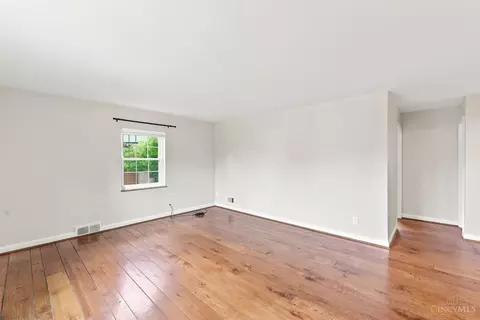 Living - 6239 Crestview Pl, Cincinnati, OH 45230 photo 3 of 8