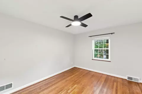 Bedroom - 6239 Crestview Pl, Cincinnati, OH 45230 photo 6 of 12