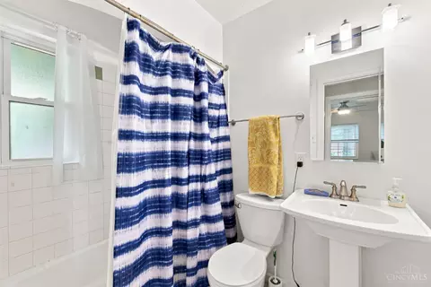 Bath - 6239 Crestview Pl, Cincinnati, OH 45230 photo 1 of 2