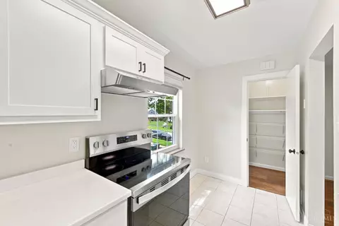 Kitchen - 6239 Crestview Pl, Cincinnati, OH 45230 photo 6 of 7