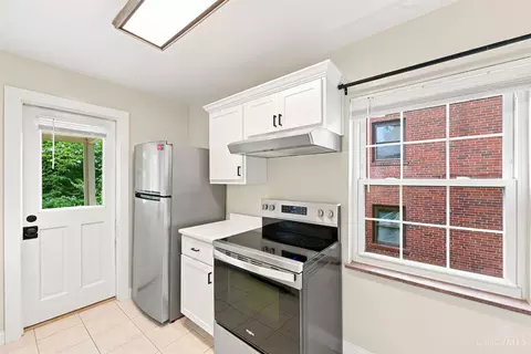 Kitchen - 6239 Crestview Pl, Cincinnati, OH 45230 photo 4 of 7