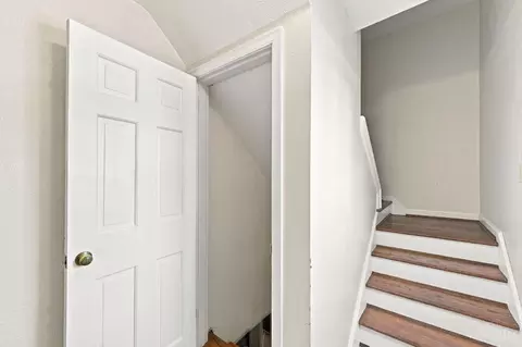 Entry Way - 6239 Crestview Pl, Cincinnati, OH 45230 photo 2 of 3
