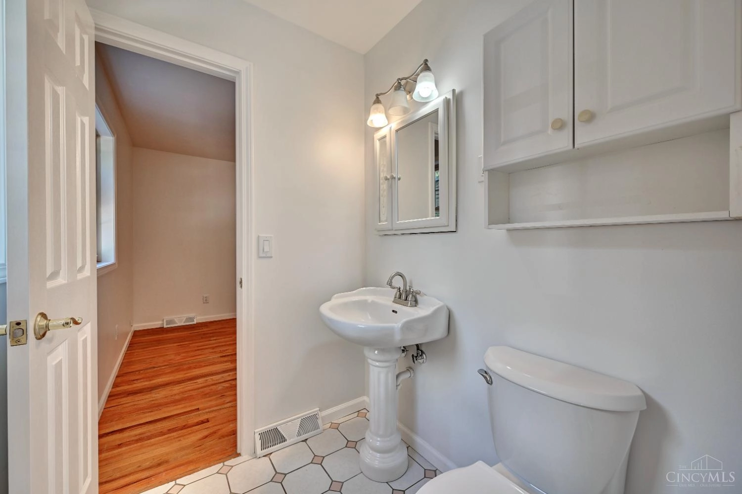 1063 Newcastle Dr, Cincinnati, OH 45231 photo 8
