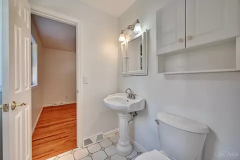 1063 Newcastle Dr, Cincinnati, OH 45231 photo 8