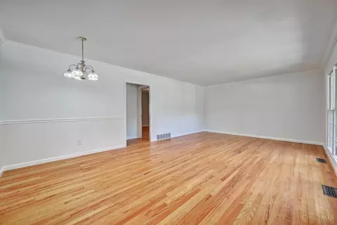1063 Newcastle Dr, Cincinnati, OH 45231 photo 4