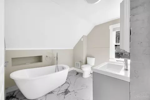 Bath - 6923 Buckingham Pl, Cincinnati, OH 45227 photo 5 of 13
