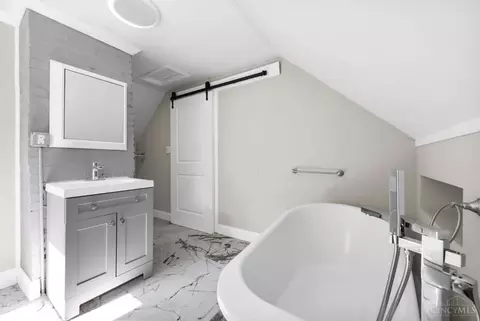 Bath - 6923 Buckingham Pl, Cincinnati, OH 45227 photo 8 of 13