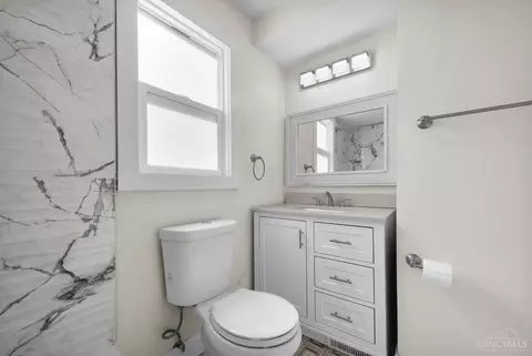 Bath - 6923 Buckingham Pl, Cincinnati, OH 45227 photo 3 of 13