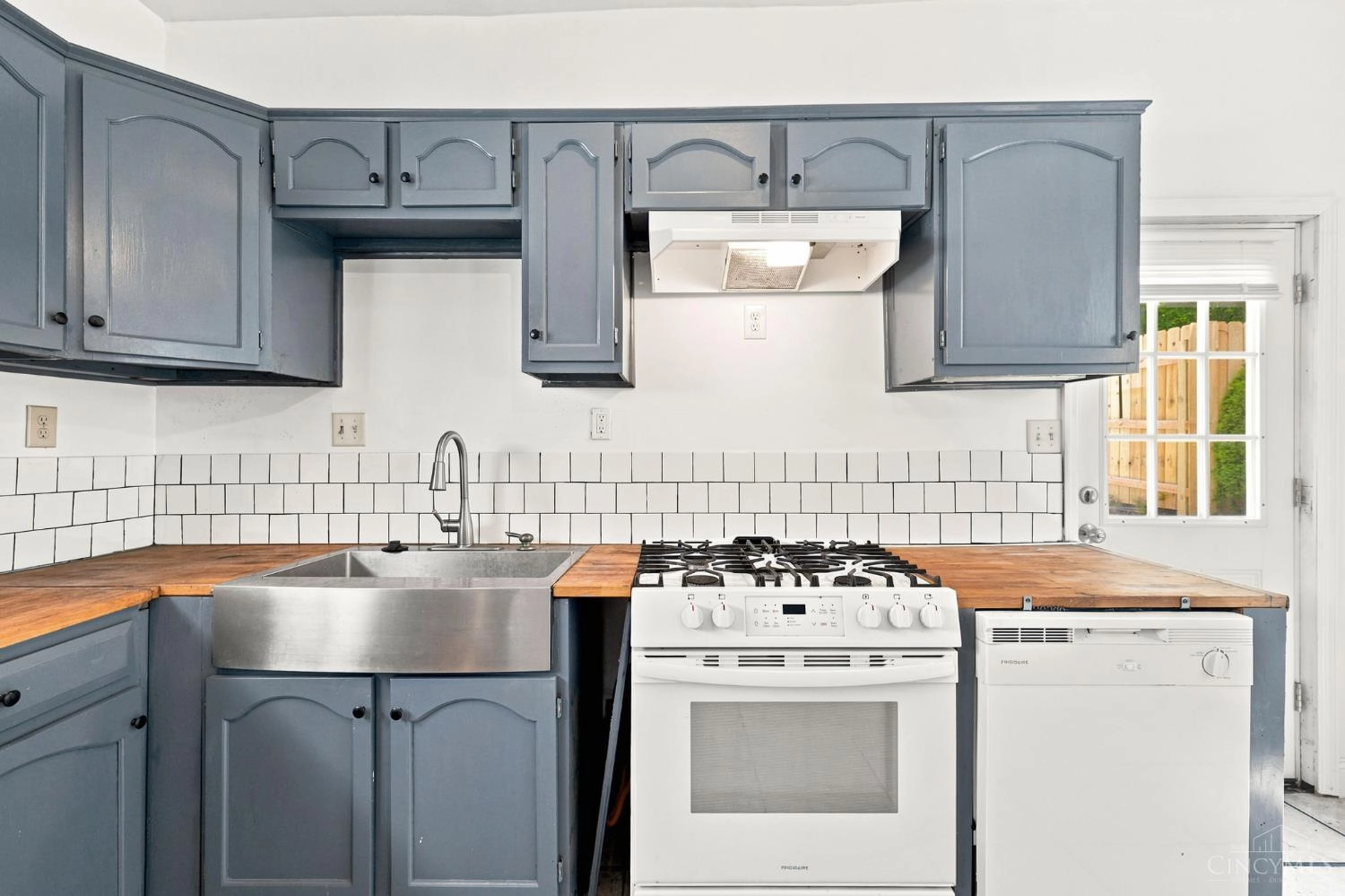 Kitchen - 2530 Hemlock St, Cincinnati, OH 45206 photo 3 of 3