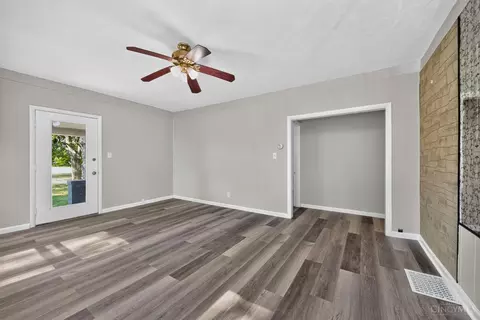 Living - 904 Locust Corner Rd, Cincinnati, OH 45245 photo 3 of 4