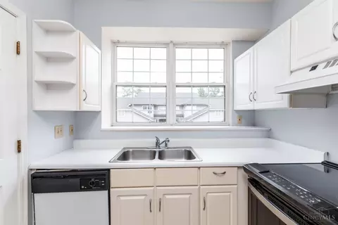 Kitchen - 2452 Doeview Ct, Cincinnati, OH 45230 photo 2 of 3