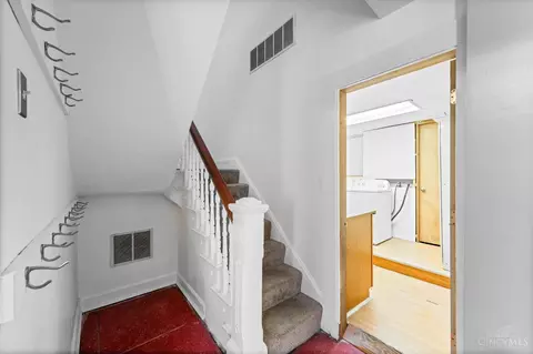 Entry Way - 2224 Victor St, Cincinnati, OH 45219 photo 2 of 5