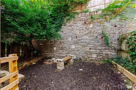Exterior - 2224 Victor St, Cincinnati, OH 45219 photo 5 of 6