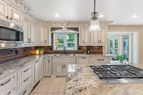 Kitchen - 436 Heathgate Rd, Cincinnati, OH 45255 photo 3 of 10