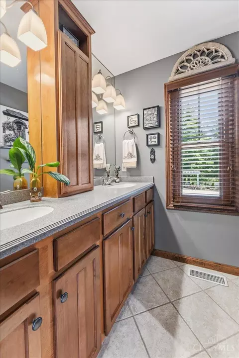Bath - 436 Heathgate Rd, Cincinnati, OH 45255 photo 5 of 8