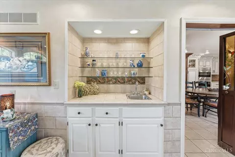 Kitchen - 436 Heathgate Rd, Cincinnati, OH 45255 photo 8 of 10