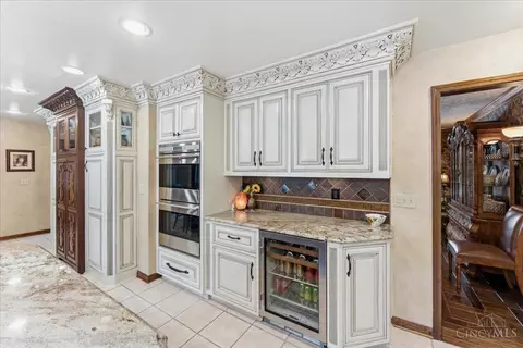 Kitchen - 436 Heathgate Rd, Cincinnati, OH 45255 photo 5 of 10