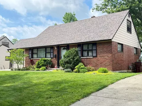53 Hadley Rd, Greenhills, OH 45218